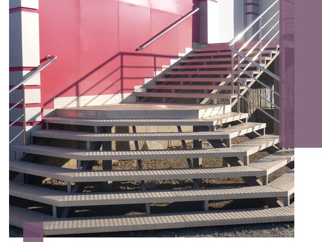 Лестницы для магазина в Колпине — изготовление и монтаж