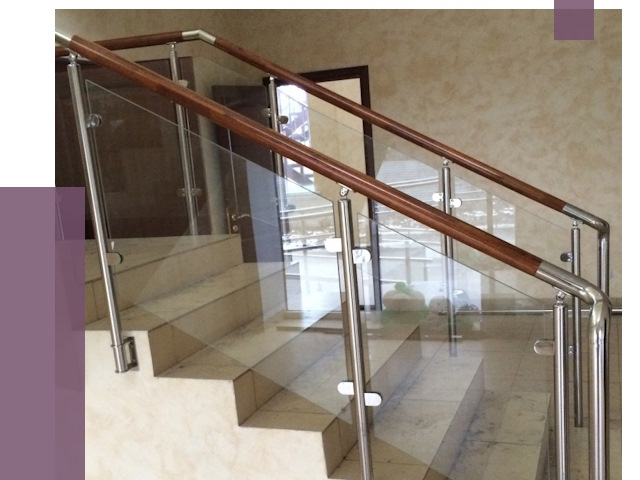 Комбинированные перила из металла и дерева в Колпине