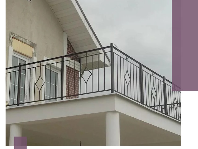 Изготовление балконных ограждений в Колпине из металла и стекла